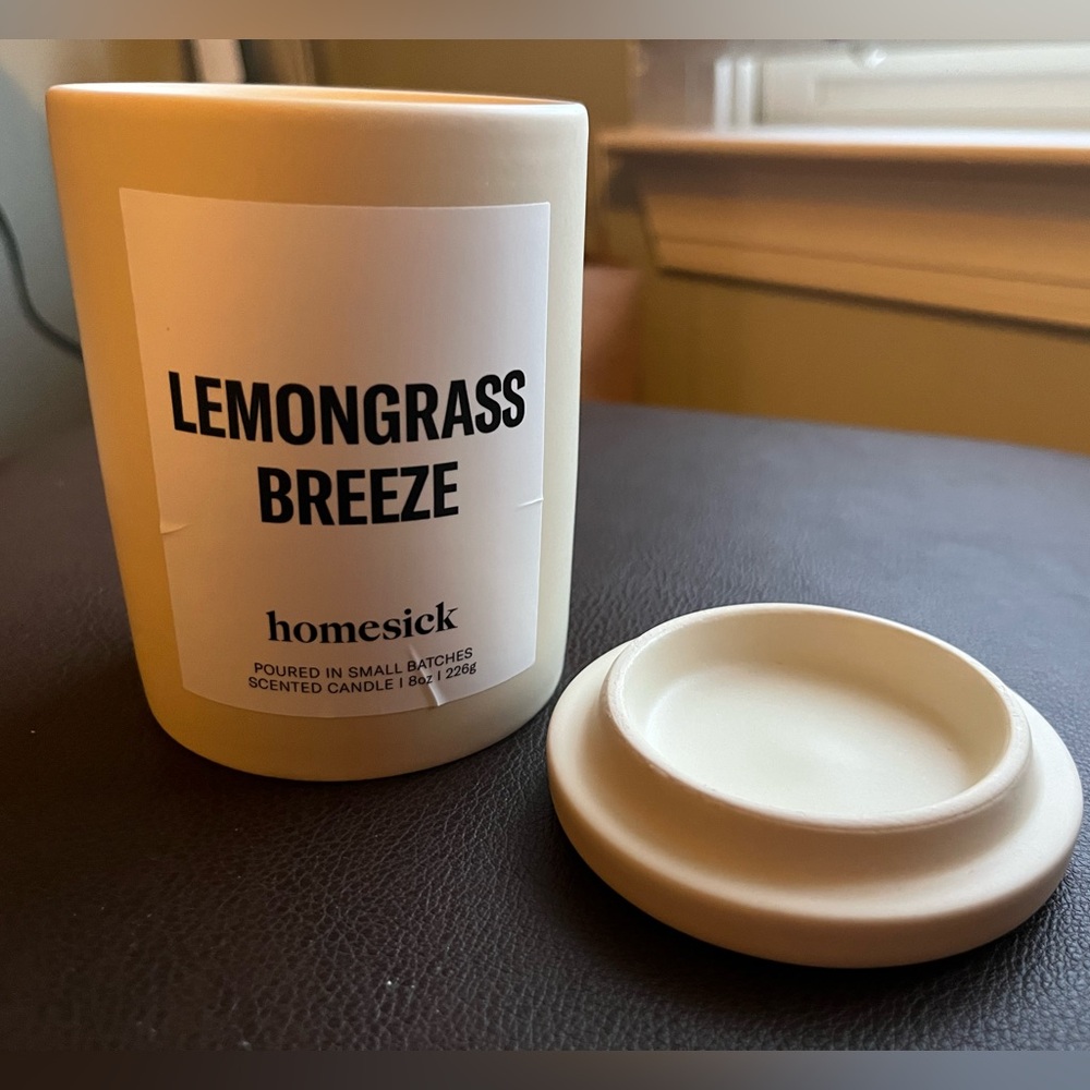 NWT Homesick Lemongrass Scented Outdoor Candle 🕯️